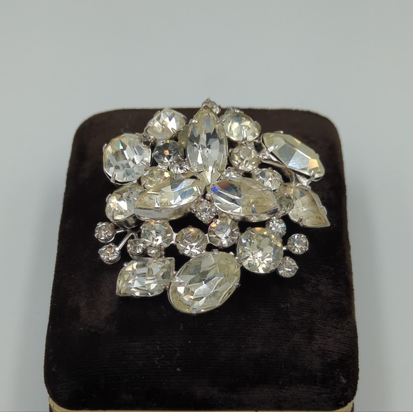 WEISS Clear Rhinestone Brooch Silver Tone Vintage Signed Rhodium Plating Pin - Picture 4 of 10